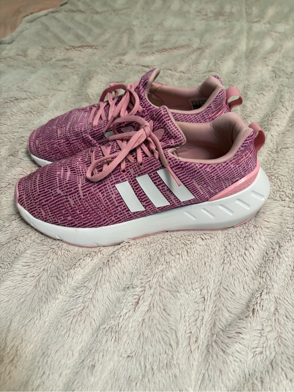 Adidas Swift Run 22 tennis shoes